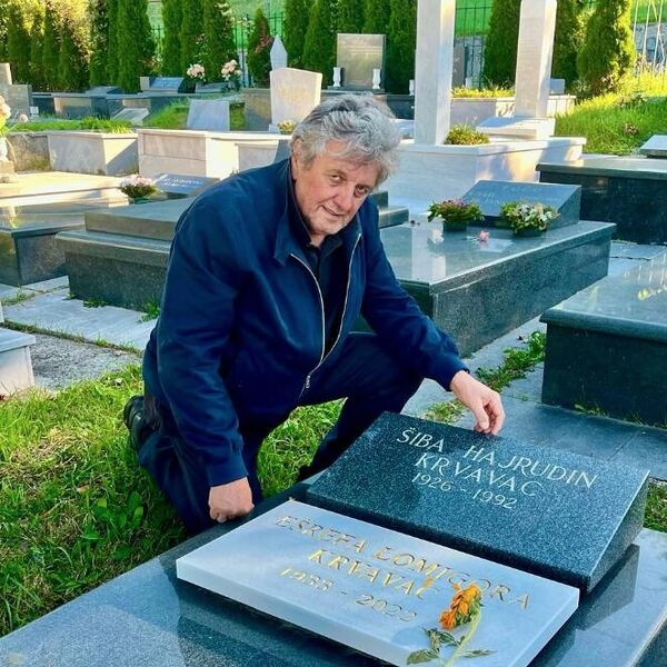 Čiji je ovo grob? Radoš kleknuo kraj njega i fotografisao se - sve se desilo u Sarajevu