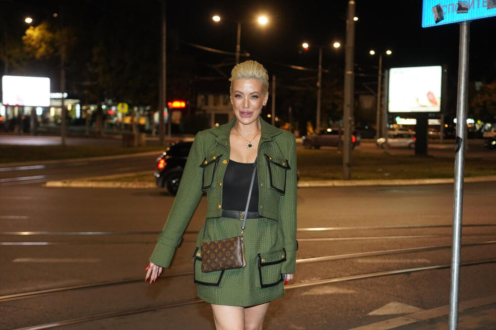 Da li su ovo prve noge Pinka? Voditeljka pokorila prestonicu - ultra kratki minić sve otkrio