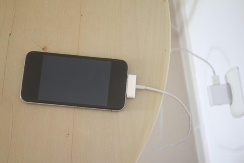 Stafilokoka, streptokoka i ešerihija na ekranu! Evo koliko puta dnevno treba dezinfikovati telefon i sačuvati kožu