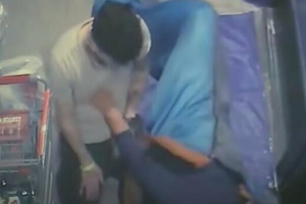 POKUŠAO DA SILUJE BESKUĆNICU: Kad je skinuo pantalone, desilo se nešto neočekivano (VIDEO)