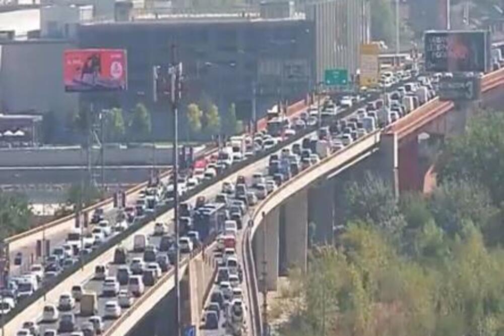TOTALNI KOLAPS U BEOGRADU, KOLONA DUGAČKA 10 KILOMETARA MILI: Od Konjarnika do arene HAOS, evo zašto je tako (FOTO)