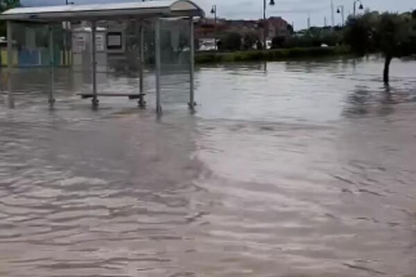 Ulice u Hrvatskoj pretvorene u jezera: Upaljen crveni meteoalarm, voda ušla u kuće! (VIDEO)