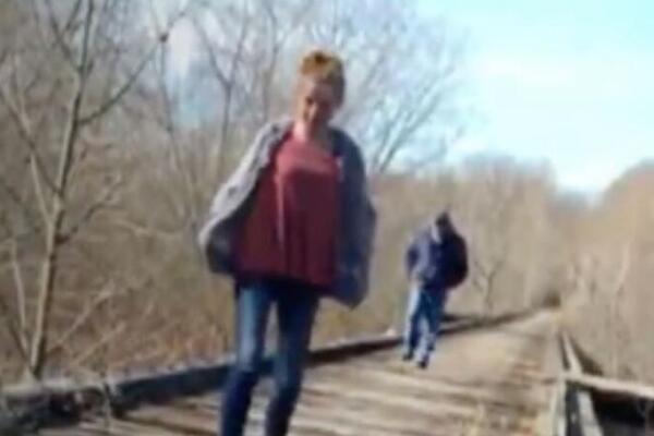 Devojčice šetale šumom, pa čule muški glas i nestale bez traga! Posle 5 godina, penzionerka otkrila jezivu istinu