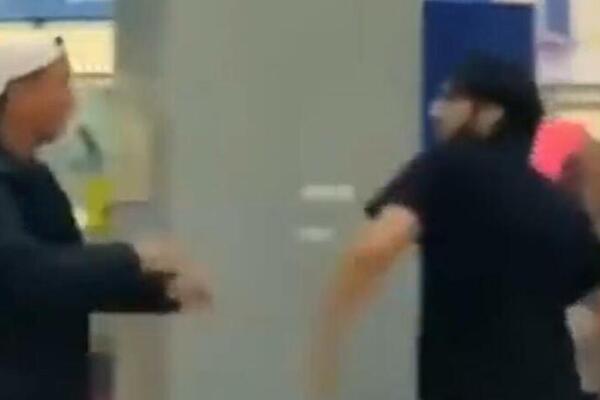 BRADONJA JE NAPAO FINOG MOMKA NA AERODROMU: Samo da je znao S KIM IMA POSLA, odmah bi ODUSTAO! (VIDEO)