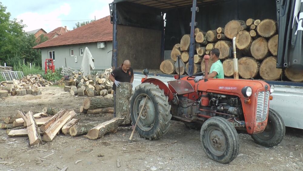 Ljudi pripremaju drva za ogrev