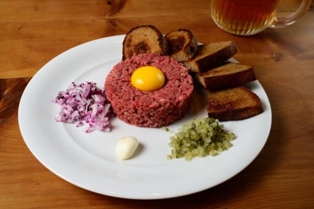 SIROVA HRANA JE PUNA SPORA, BAKTERIJA I SVEGA ŠTO ČEKA U TAMI DA NAM BOLEST IZMAMI! Profesor u BG upozorio naciju!