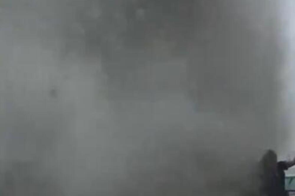 Pravili selfi na obali, a onda ih je ogroman morski talas poklopio! Strašan snimak tajfuna kruži mrežama (VIDEO)