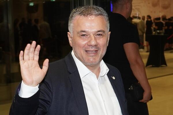 NAJBOGATIJI ESTRADNJAK ZA SINA SPREMIO GALA SLAVLJE! Pogledajte samo zgodnog NASLEDNIKA - TATA BANE PUKO PARE