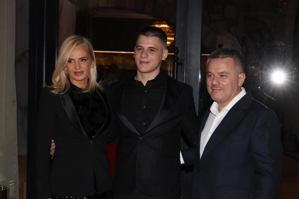 DASA IMA NJUH ZA BIZNIS KAO I TATA! Bogati i moćni srpski menadžer hoće u PENZIJU - 3 naslednika se bore za...