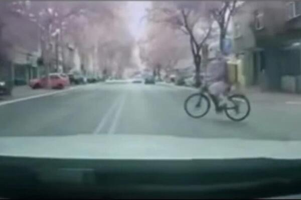 Biciklista zamalo stradao u Nišu u direktnom sudaru! Izleteo pred automobil dok je zaobilazio autobus (VIDEO)