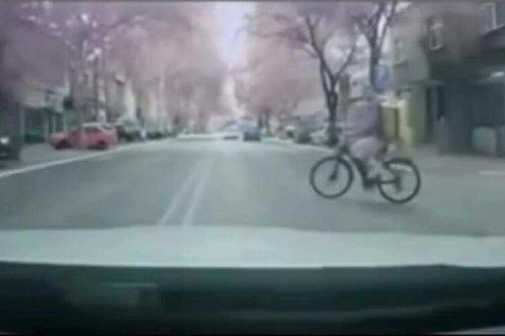 Biciklista zamalo stradao u Nišu u direktnom sudaru! Izleteo pred automobil dok je zaobilazio autobus (VIDEO)