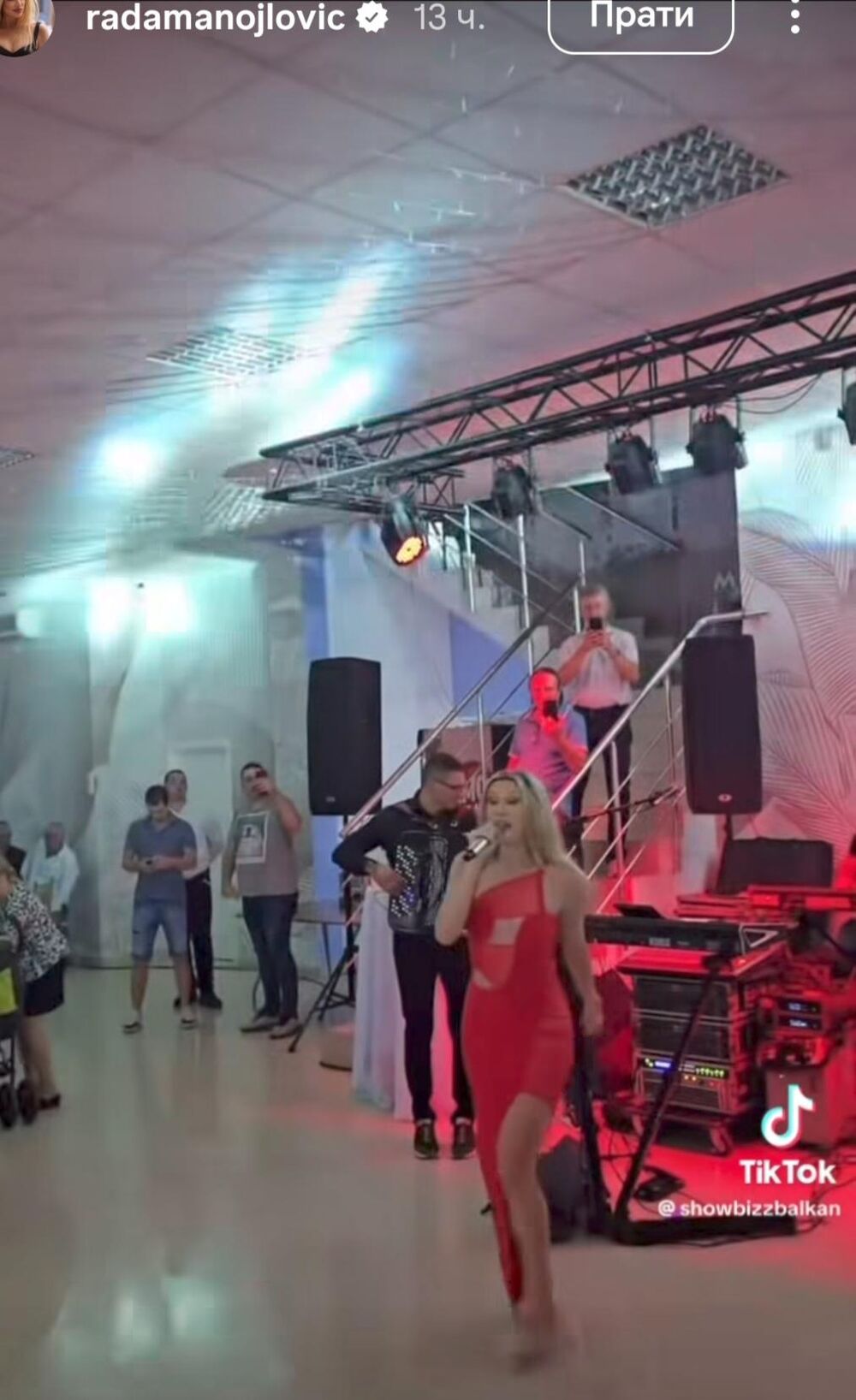 Pevačica je obukla crvenu haljinu koja je i te kako istakla njeno zgodno telo