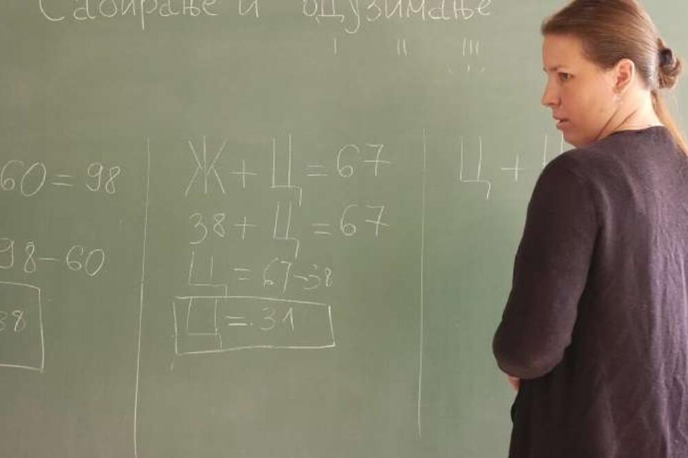 UMESTO U ŠKOLI, NASTAVU POHAĐAJU U ADAPTIRANOJ PRODAVNICI: Dve sestrice iz okoline Prijepolja jedine učenice (FOTO)