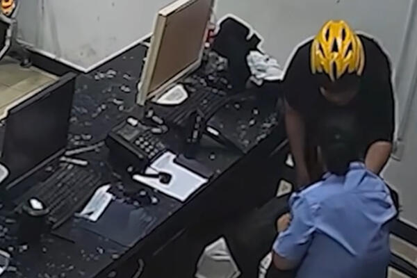 OSTAVILA DETE U POLICIJSKOJ STANICI, A ONDA... Snimak ljudi gledaju izova - da li bi ovo moglo u Srbiji da se desi?