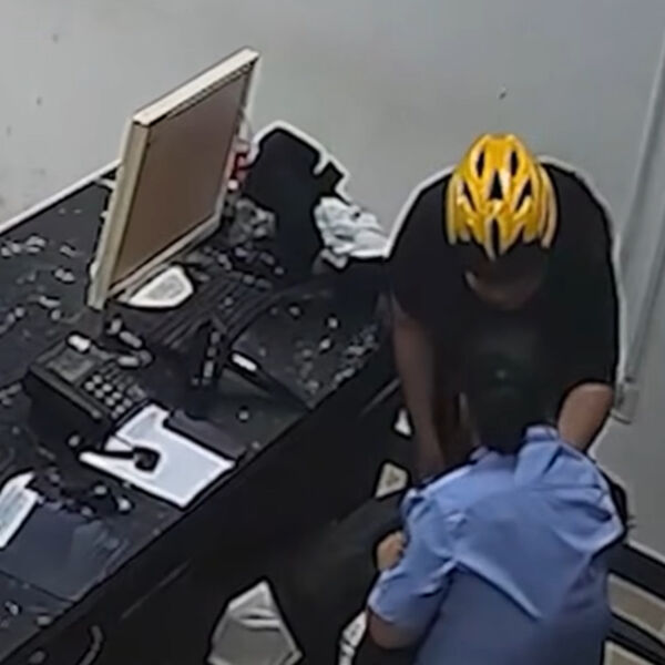 OSTAVILA DETE U POLICIJSKOJ STANICI, A ONDA... Snimak ljudi gledaju izova - da li bi ovo moglo u Srbiji da se desi?