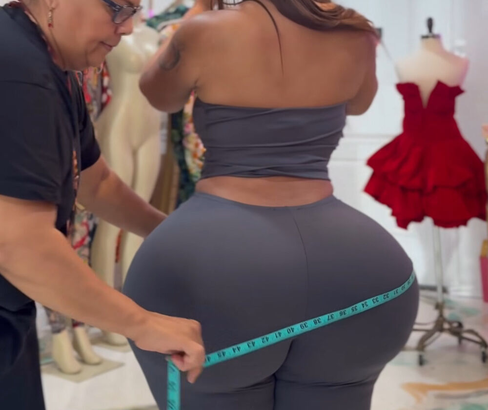 Ona tvrdi da je njena zadnjica prirodna, a malo ko u to veruje.