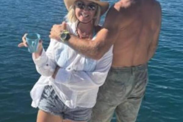 NEKAD STAN U GRADU, A SADA LOPATA I KROMPIR! Udovica pevača promenila život iz korena - MOTKU NE PUŠTA IZ RUKE