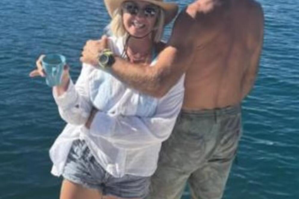 NEKAD STAN U GRADU, A SADA LOPATA I KROMPIR! Udovica pevača promenila život iz korena - MOTKU NE PUŠTA IZ RUKE