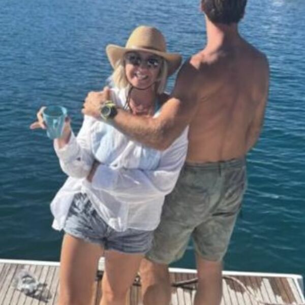 NEKAD STAN U GRADU, A SADA LOPATA I KROMPIR! Udovica pevača promenila život iz korena - MOTKU NE PUŠTA IZ RUKE