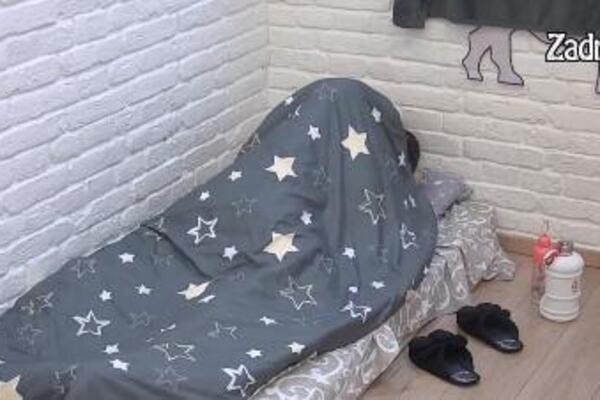 Janjuš odvukao cimerku u krevet: Uvukli se pod jorgan, pa počela vrela akcija, nisu mogli da se suzdrže (VIDEO)