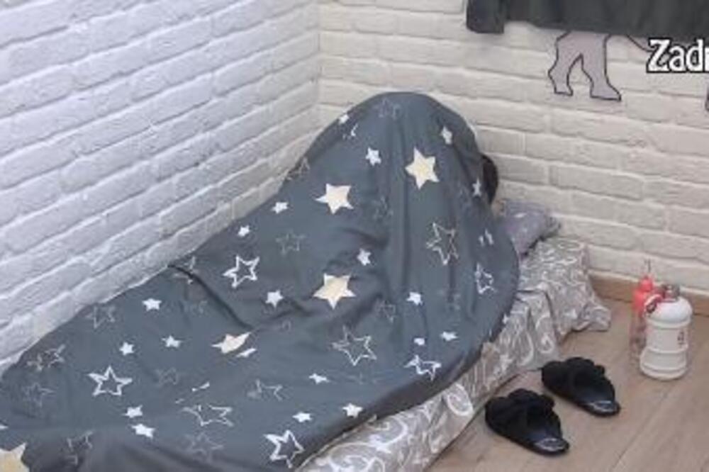 Janjuš odvukao cimerku u krevet: Uvukli se pod jorgan, pa počela vrela akcija, nisu mogli da se suzdrže (VIDEO)