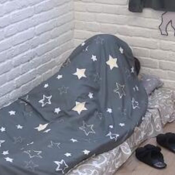 Janjuš odvukao cimerku u krevet: Uvukli se pod jorgan, pa počela vrela akcija, nisu mogli da se suzdrže (VIDEO)