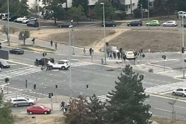 Teška saobraćajna nesreća na Novom Beogradu: Povređene 4 osobe u sudaru dva automobila (FOTO)