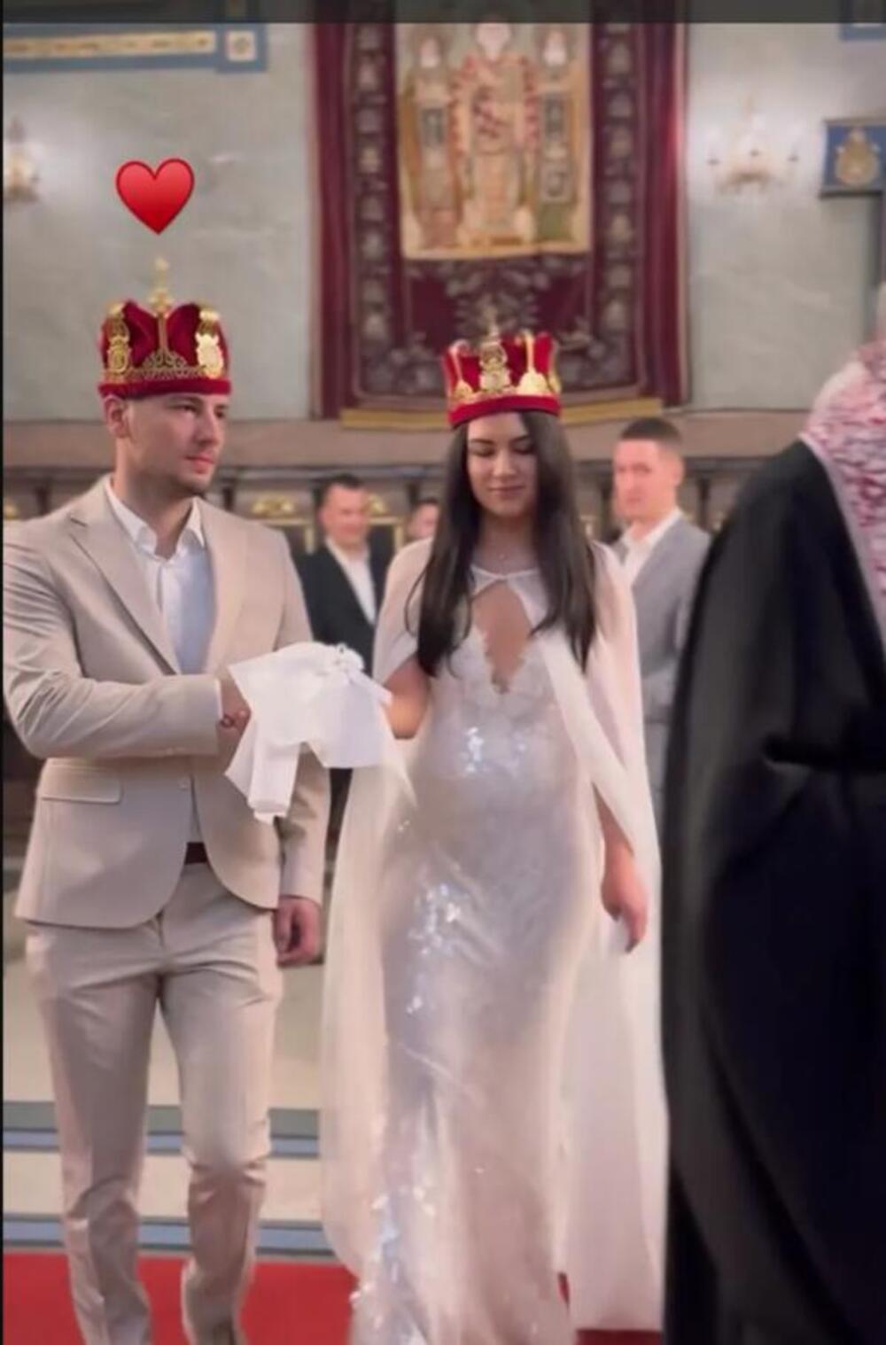 <p>Aleksandar i Ivana će pored dvoje dece Emilije i Vukana uskoro dobiti i treće dete.</p>