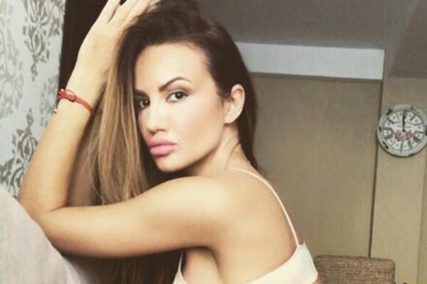 SRBI RAZBIJAJU GLAVU I PITAJU SE OD ČEGA ONA ŽIVI! Sad objavila snimak, SILIKONI i IZGUŽVAN hotelski krevet