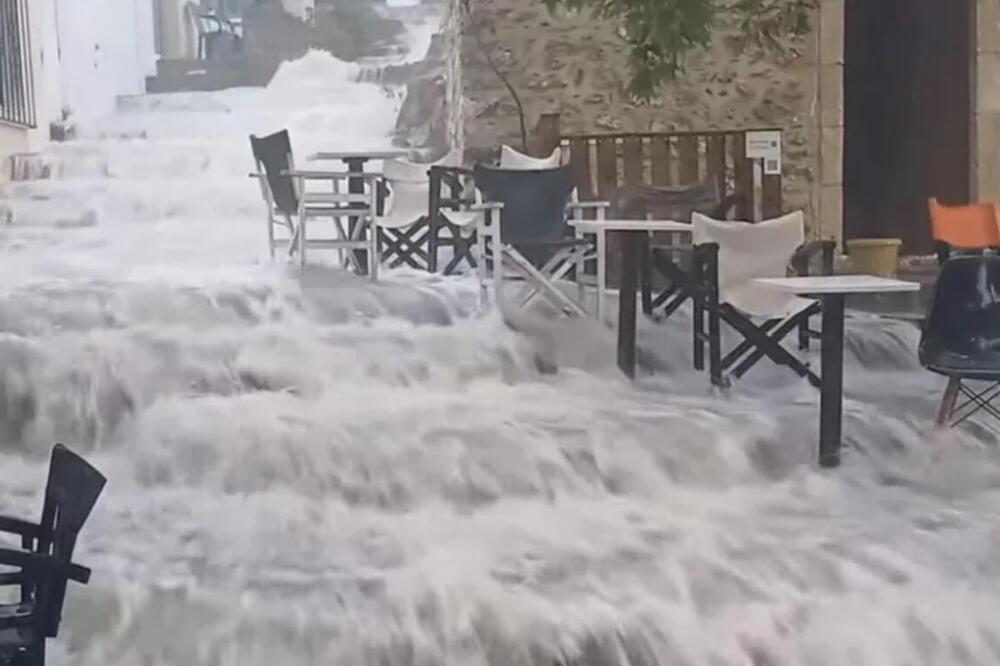 Haotične slike sa grčkog ostrva posle jakog nevremena: Blato se survalo u more, bujice vode teku niz ulice (VIDEO)