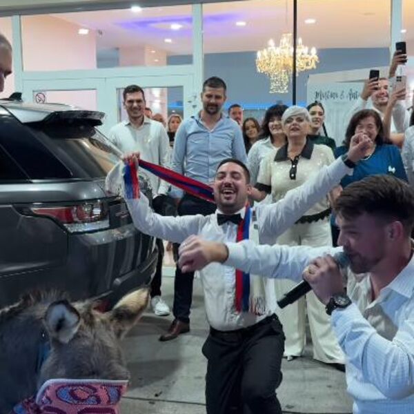 Snimak sa svadbe iz Mostara šokirao ceo Balkan! Umesto poklona, mladoženja od KUMA dobio OVO