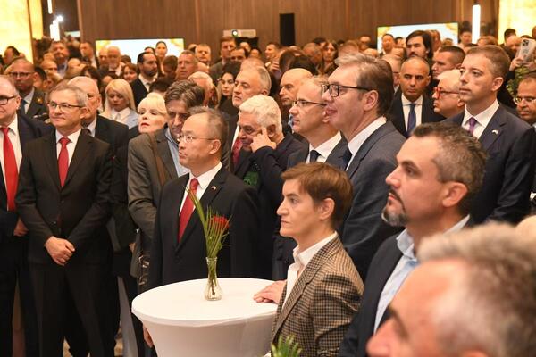 Prikazan promotivni video „Izvan prozora je plava planeta“: Obeležen Dan nacionalnosti Kine uz svečani prijem