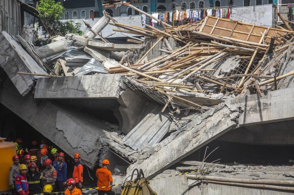 Urušila se škola, pod ruševinama zatrpano više od 60 dece?! Nezapamćen horor u Indoneziji, ima stradalih! (FOTO)