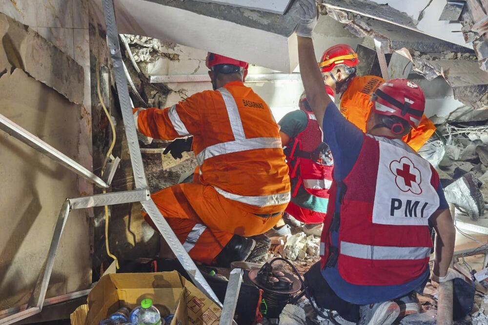 Sedmoro dečaka spašeno iz ruševina škole, nada za nestalima se smanjuje! Potraga ušla u četvrti dan, sat otkucava!