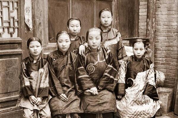 AKO SU ŽENE IMALE OVAKVA STOPALA, BRŽE BI SE UDALE! Zbog bizarnog običaja trpele BOLOVE, jezivo