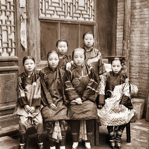 AKO SU ŽENE IMALE OVAKVA STOPALA, BRŽE BI SE UDALE! Zbog bizarnog običaja trpele BOLOVE, jezivo