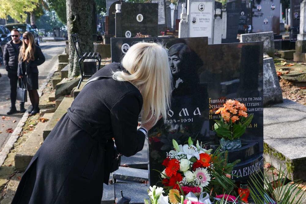 DA LI IH JE SRAMOTA OD PRIZORA? Samo 1 pevačica došla na Tomin grob! Zaboravili ga svi sem UDOVICE