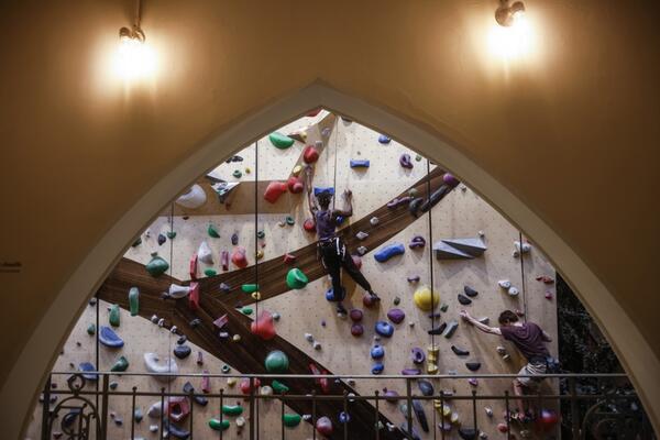 Petar odveo sina u igraonicu, a onda... Mališan pao sa visine od 7 metara, kobna greška mogla da ga košta života!