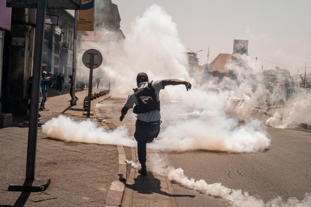 Ulice gore, ima mrtvih! Zbog krvavih sukoba demonstranata i policije proglašen vanredni čas, pala još jedna vlada!