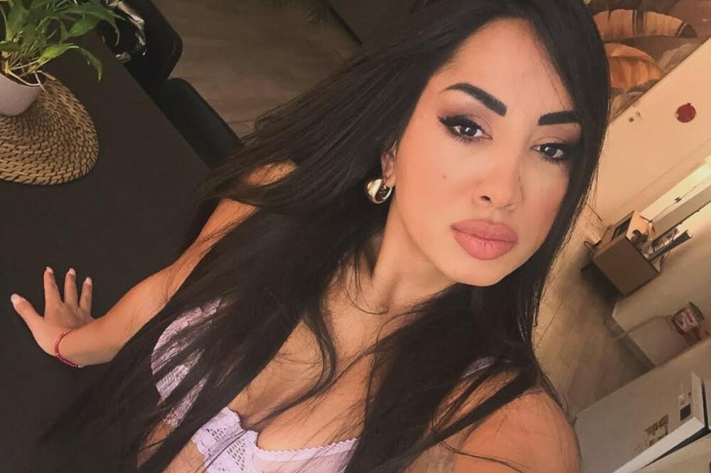 Fatalna crnka pozira u brusu, zbog ovog prizora danas nećete imati mira: Ovakvu je nismo viđali, pokrenula lavinu