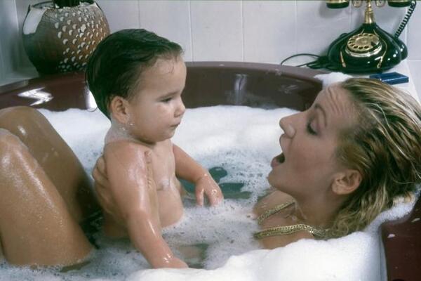 Nema trika da pogodite ko je na fotografiji: Plavuša harala Jugom, a danas njenu naslednicu obožava cela Srbija