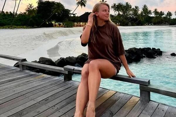 Lepa zubarka otišla na letovanje iz snova, pa umalo izgubila živu glavu! Našla se među 15 ajkula, a onda... (FOTO)