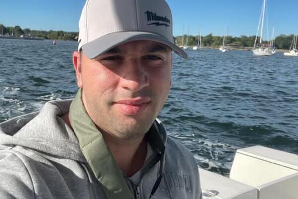 NA OVOG LIKA SA SLIKE OTKIDAJU I AMERIKANKE I SRPKINJE! Radi kao obezbeđenje, a POKOJNI OTAC mu bio...