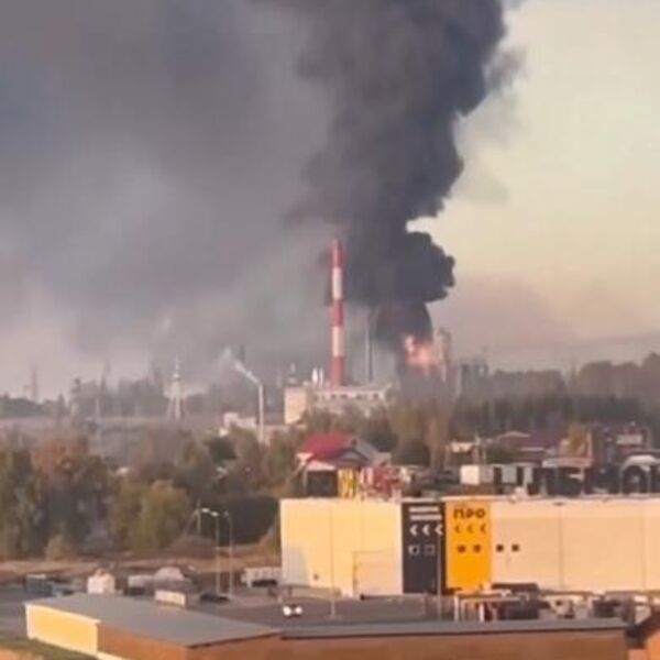 Stravičan požar u mađarskoj rafineriji nafte! Nakon što je izbila vatra grunula i eksplozija, dim prekrio ceo grad!
