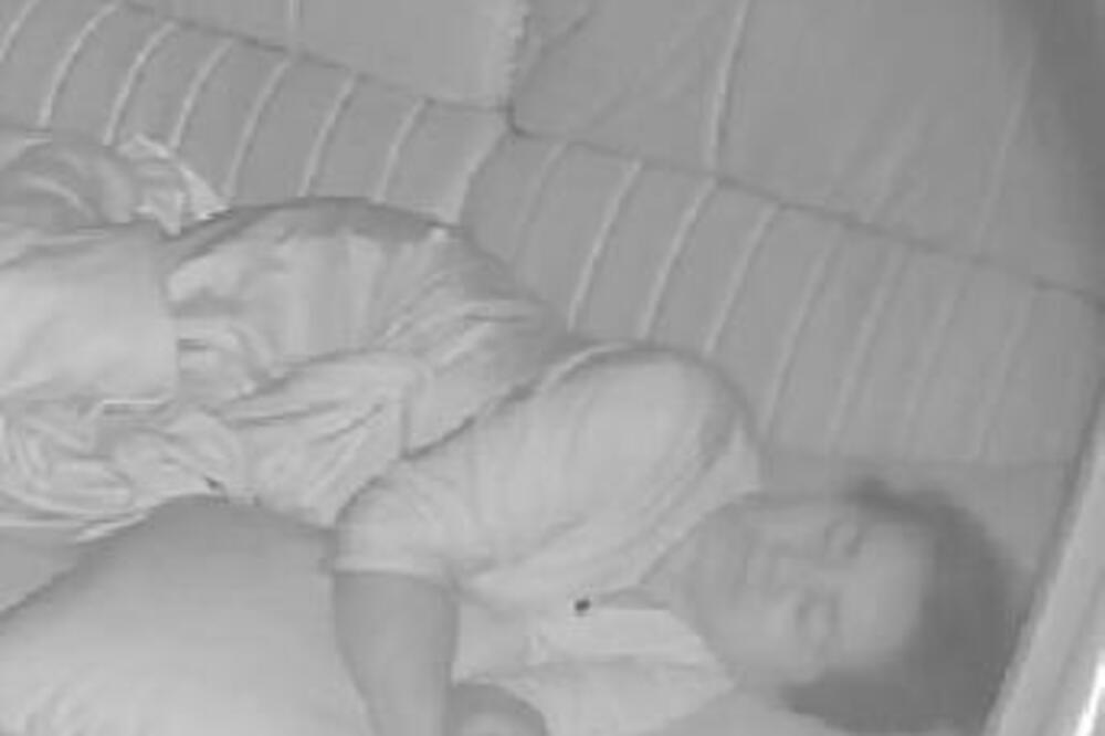 Mislila da je mačka, a onda... Kad se probudila i videla šta se nalazi pored nje sledila se od užasa! (VIDEO)