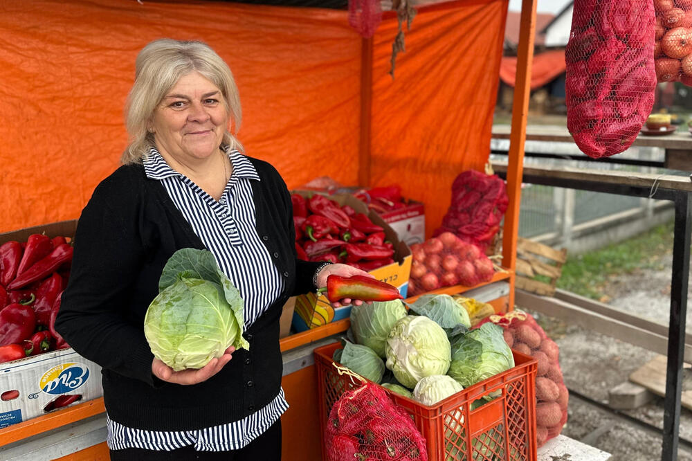 Dana sve što proizvode iz njive nosi odmah na tezgu pored puta: Ovako se kreću cene kupusa i paprike za zimnicu