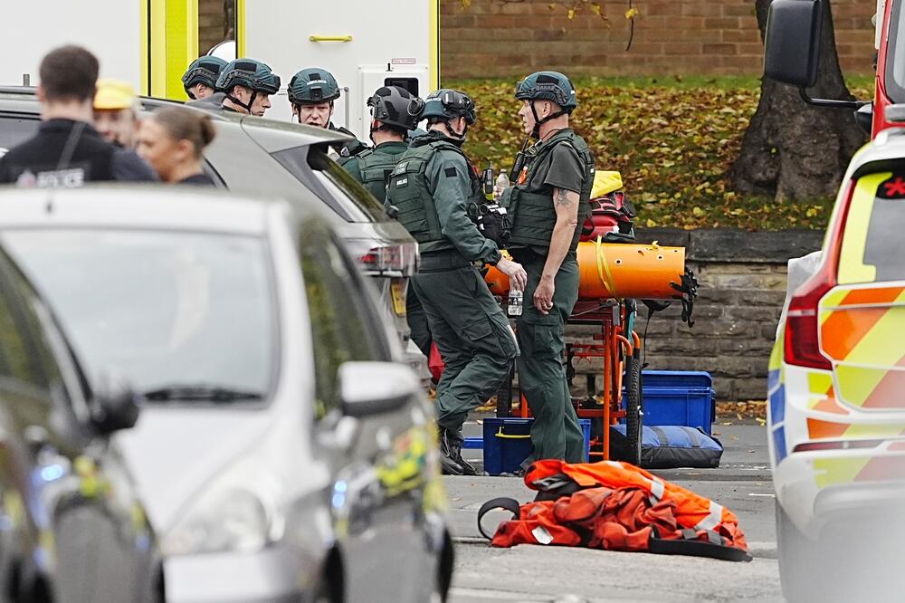 ZABIO SE AUTOM U LJUDE, PA KRENUO DA IH UBADA NOŽEM! Opsadno stanje u Mančesteru nakon napada na VERSKI PRAZNIK!