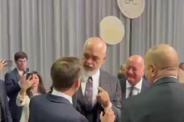 Isplivao SKANDALOZAN SNIMAK ALBANCA! Rama obrisao pod moćnikom pred celim svetom - TRAMP ĆE GA ZDROBITI! (VIDEO)