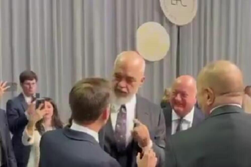 Isplivao SKANDALOZAN SNIMAK ALBANCA! Rama obrisao pod moćnikom pred celim svetom - TRAMP ĆE GA ZDROBITI! (VIDEO)