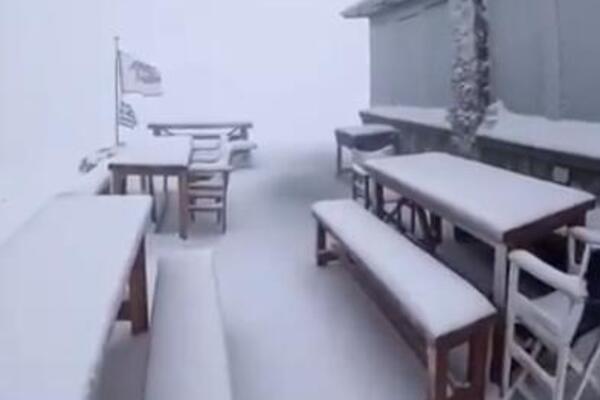 Planina bogova zavejana snegom! Do pre nekoliko dana se brčkali u moru, a sada... Nestvaran prizor u Grčkoj (VIDEO)